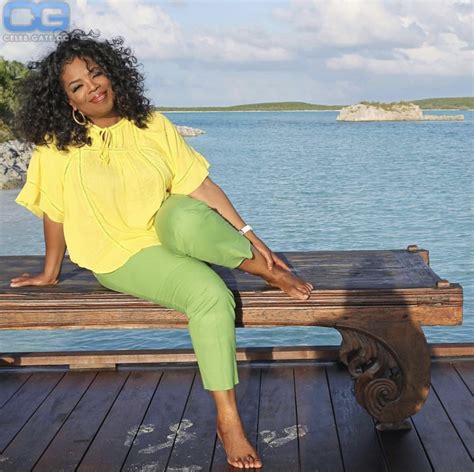 The 60-year-old talk show queen is flaunting her curves -- and her bum -- on the cover of the June issue of O Magazine, where she's celebrating the joys of "aging gracefully." The megastar, who ...
